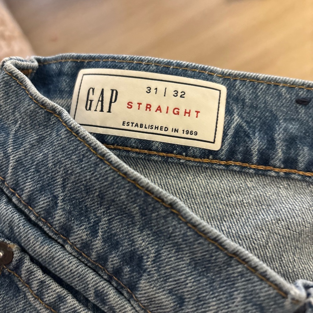 GAP Men's Straight Leg Jeans • NWOT • Size 31x32 • Classic Medium Wash Denim - Picture 2 of 7
